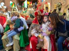 Los Reyes Magos atendieron a todos los pequeños que esperaban en la plaza para entregar su carta.  // CharryTV