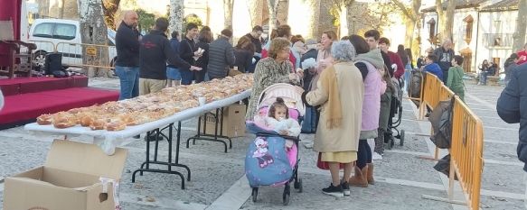 Los vecinos del barrio pudieron degustar una merienda de roscón de Reyes y chocolate caliente // Laura Caballero