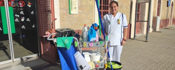 Esta limpiadora ha decorado su carro con todos los regalos que ha ido recibiendo a lo largo de los últimos siete años.  // Paloma González 
