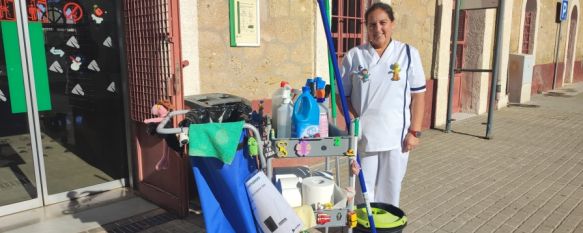 Esta limpiadora ha decorado su carro con todos los regalos que ha ido recibiendo a lo largo de los últimos siete años. // Paloma González Esta limpiadora ha decorado su carro con todos los regalos que ha ido recibiendo a lo largo de los últimos siete años. // Paloma González