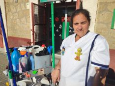 También le han regalado algunos detalles de peluche que lleva en su uniforme de trabajo.  // Paloma González