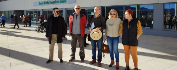 Miembros del colectivo en la entrada principal del Hospital de la Serranía de Ronda // Paloma González 