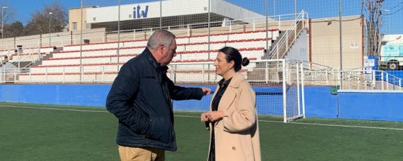 El delegado de Deportes y la alcaldesa de la ciudad en el campo de fútbol de las instalaciones deportivas municipales // CharryTV