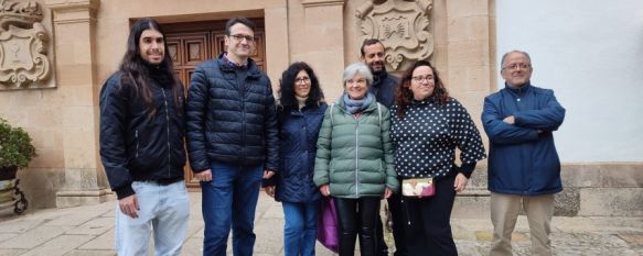 Miembros del grupo motor de la asamblea ciudadana junto a la entrada principal de la casa consistorial // Paloma González 