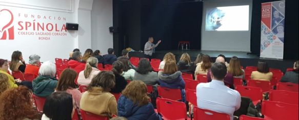 La ponencia tuvo lugar en el salón de actos del centro // Fundación Spínola