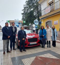 Autoridades municipales y provinciales han acompañado a Ana en el comienzo de la carrera // Junta de Andalucía