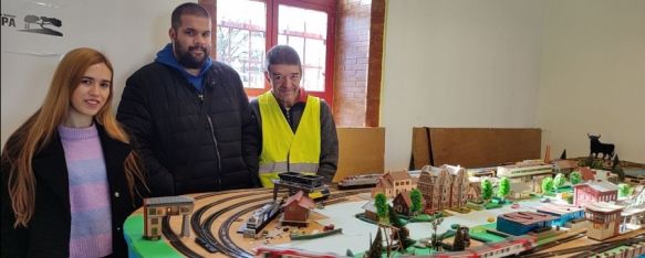 Usuarios de AOPA instalan una maqueta ferroviaria en la estación de tren de Ronda, Yanick y Pepe son los creadores de este proyecto apoyado por la asociación de autismo de la Serranía de Ronda con la colaboración de ADIF, 25 Jan 2023 - 17:37