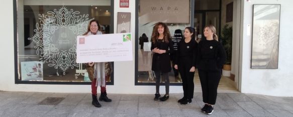 Carmen Torres, presidenta de AYUCA, ha recibido el cheque de parte del personal de WAPA // Laura Caballero