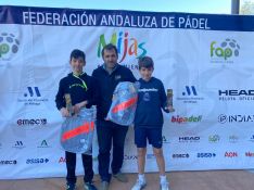 Javier y su compañero posan con sus trofeos // Federación Andaluza de Pádel