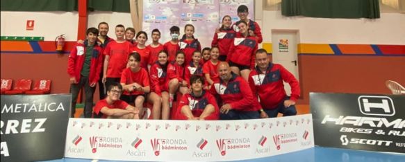 Miembros del club rondeño en una de las competiciones de la pasada temporada.  // Club Bádminton Ronda