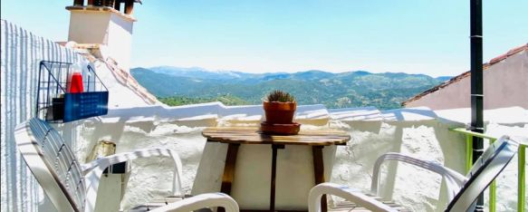 Vistas de la sierra desde la segunda planta de esta casa centenaria.  // La Parra, turismo rural. 