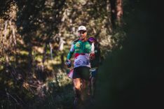 Miguel Cabeza y Fernando Trujillano pasando por el sendero de 