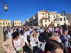 Una marea blanca cruzó el Puente Nuevo para mostrar su apoyo a los enfermos de cáncer.  // Paloma González 