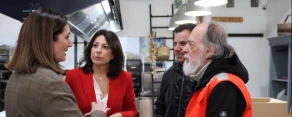 María de la Paz Fernández y Antonio Lasanta en El Golimbreo, donde se prepara la comida que se reparte entre los usuarios del Comedor Social. // Ayuntamiento de Ronda