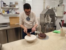 El rondeño elabora un pastel en el obrador.  // CharryTV