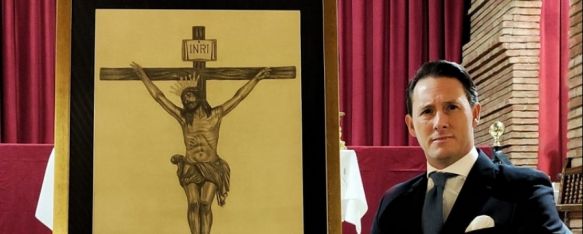 El autor posa con su obra en la presentación // Hermandad del Santísimo Cristo de la Sangre de Arriate