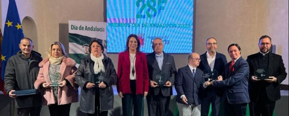 La alcaldesa de Ronda junto a los galardonados // Ayuntamiento de Ronda