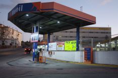 Uno de los servicios que ofrece el Centro Especial de Empleo Serranía de Ronda es la gasolinera del Olivar de las Monjas. // CharryTV