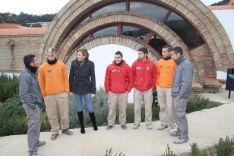 Isabel María Aguilera, conversando con algunos de los jóvenes que han trabajado en el proyecto. // CharryTV