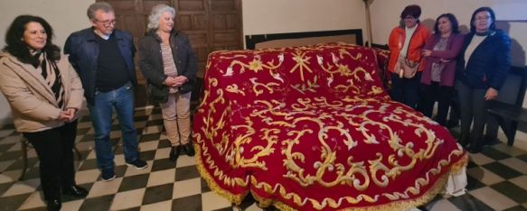 La Virgen de Loreto estrenará un manto realizado por las bordadoras de la Hermandad, La pieza, en terciopelo rojo vivo y bordada en oro, ha sido diseñada por Manuel Pérez y confeccionada por el taller a cargo de Inma Herrera, 14 Mar 2023 - 18:28