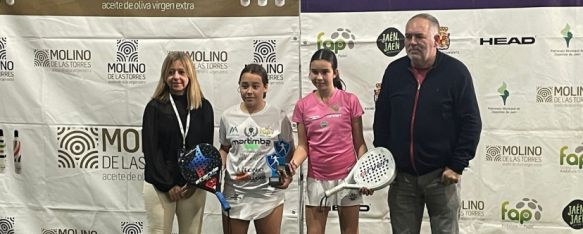 Yaiza Martín, junto a su compañera Fabiola Polvillo, recibiendo el trofeo // Federación Andaluza de Pádel