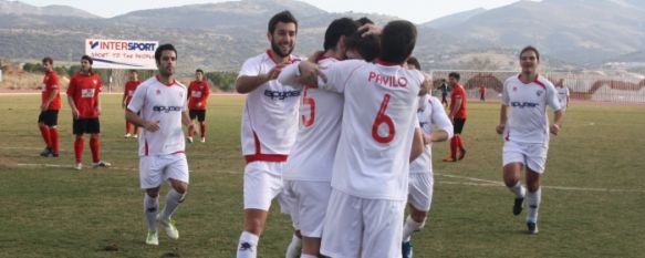 Los rondeños celebran el primer gol, materializado por Pablo Domínguez, de penalti. // Miguel Ángel Navarro Mamely