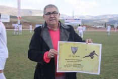 Rafael Espejo fue homenajeado en los prolegómenos del partido. // Miguel Ángel Navarro Mamely