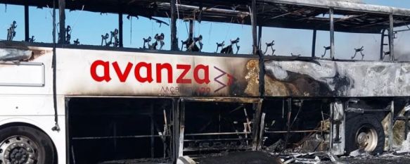 Cortada la carretera de Ronda a San Pedro por el incendio de un autobús, El suceso se ha producido junto a la Venta La Higuera y no ha causado heridos, ya que el vehículo se desplazaba sin pasajeros , 20 Mar 2023 - 17:18