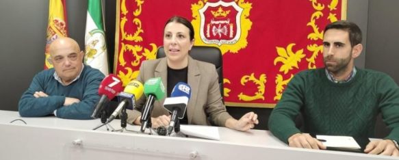 Por la izquierda, Jesús Vázquez, edil de Urbanismo; la alcaldesa, María de la Paz Fernández; y Pablo Bravo, jefe de Aqualia en Ronda. // CharryTV Por la izquierda, Jesús Vázquez, edil de Urbanismo; la alcaldesa, María de la Paz Fernández; y Pablo Bravo, jefe de Aqualia en Ronda. // CharryTV