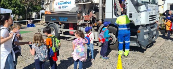 Alumnos visitando un camión de saneamiento de Aqualia.  // CharryTV