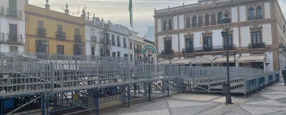 Montaje de la Tribuna en la plaza del Socorro.  // Nacho Garrido. 