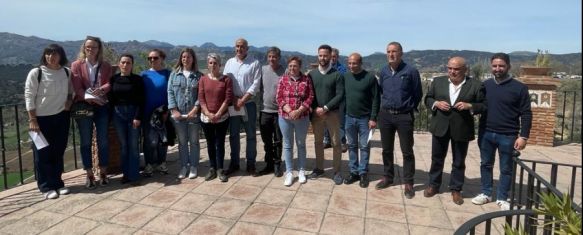 Foto de familia de los alcaldes y representantes políticos implicados, entre otros colectivos.  // CharryTV