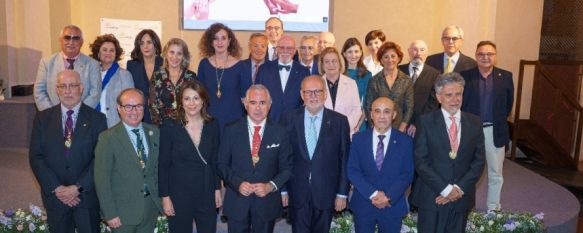 Foto de familia en el acto de entrega de reconocimientos // Colegio de Médicos de Málaga