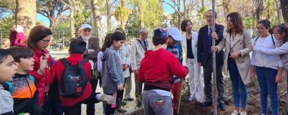 Uno de los ejemplares se ha plantado en la Alameda con la participación de alumnos del Vicente Espinel. // CharryTV