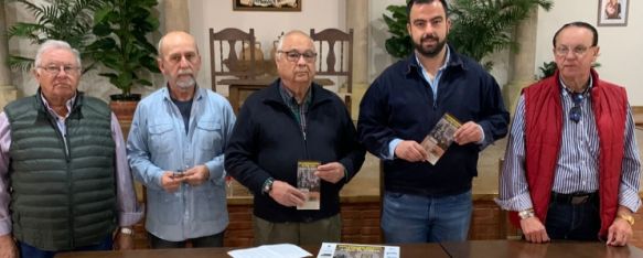 Integrantes de la Peña Flamenca de Ronda, con el edil Alberto Serrano, durante la presentación del evento este martes. // CharryTV