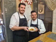 Daniel Moreno, Jefe de Cocina de Tragatá, a la izquierda; y Andy Luis Bustamante.  // CharryTV