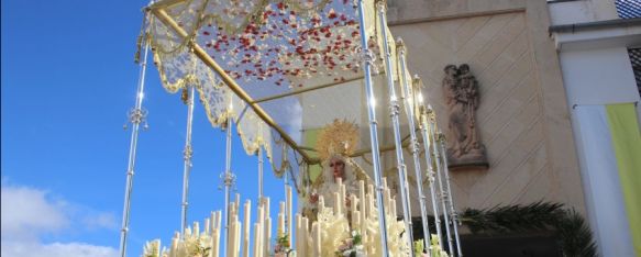 María Santísima de la Paloma, justo después de su salida de la Iglesia de San Antonio de Padua. // CharryTV