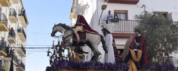 El Prendimiento emociona a la barriada de San Cristóbal, El paso de Misterio y la Virgen del Rosario, arropados por cientos de devotos, 02 Apr 2023 - 19:10