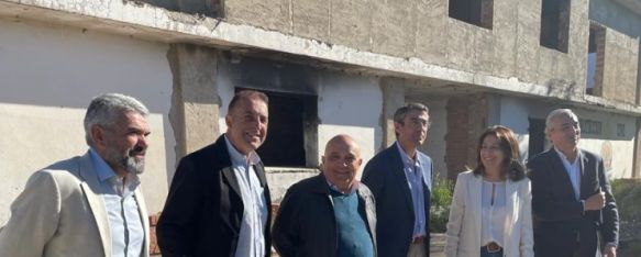 Fernández Tapia-Ruano, entre otros, ha visitado este lunes el edificio de La Isla para anunciar la adjudicación de las obras. // CharryTV