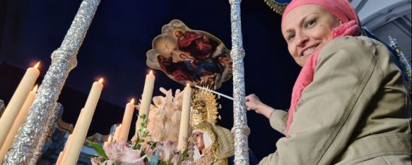 Loli pide a Consuelo de las Tristezas por su cura, La rondeña, que lucha actualmente contra el cáncer, encendió una de las velas de la candelería de la Titular de la hermandad del Huerto que procesionó este Lunes Santo, 04 Apr 2023 - 13:33