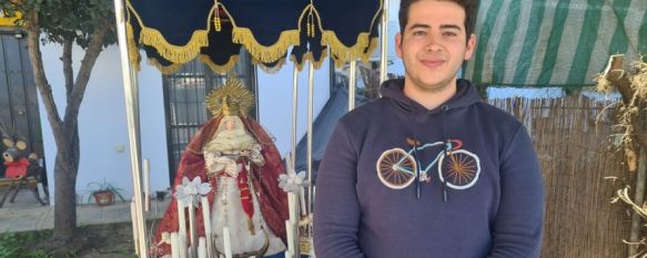 Urbano Muñoz junto al paso de palio de su Virgen, la Virgen de la Inmaculada.  // CharryTV