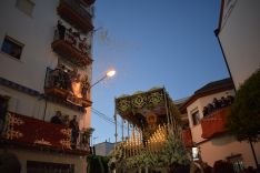 Los fieles le han ofrecido una petalada a la Virgen de la Esperanza // Laura Caballero