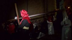 Uno de los penitentes porta la cruz que representa el pecado de la Lujuria // CharryTV