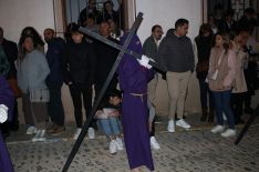 Los penitentes portan cruces, imitando la imagen del titular de la hermandad // CharryTV