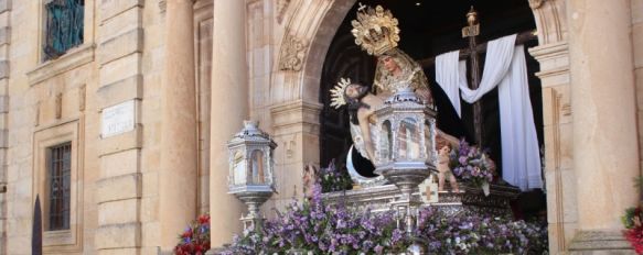 El trono de Nuestra Señora de las Angustias, saliendo de Santa Cecilia.  // CharryTV
