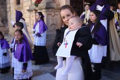 Un pequeño hermano de las Angustias y los Remedios, con su madre.  // CharryTV