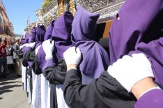 Los horquilleros del trono de la Virgen de las Angustias, enfilando la calle María Cabrera. // CharryTV