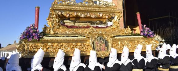 El trono del Cristo Yacente tras salida de la Casa Hermandad del Santo Entierro.  // Laura Caballero