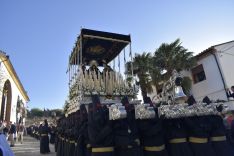 Nuestra Señora de la Soledad, portada por sus horquilleros.  // Laura Caballero