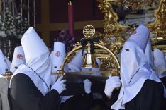 Horquilleros del trono del Cristo Yacente, preparados para iniciar la Estación de Penitencia. // Laura Caballero